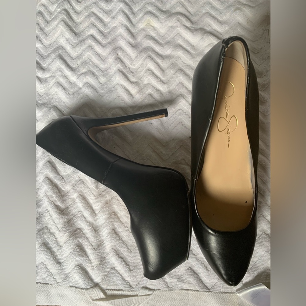 Platform pump in black